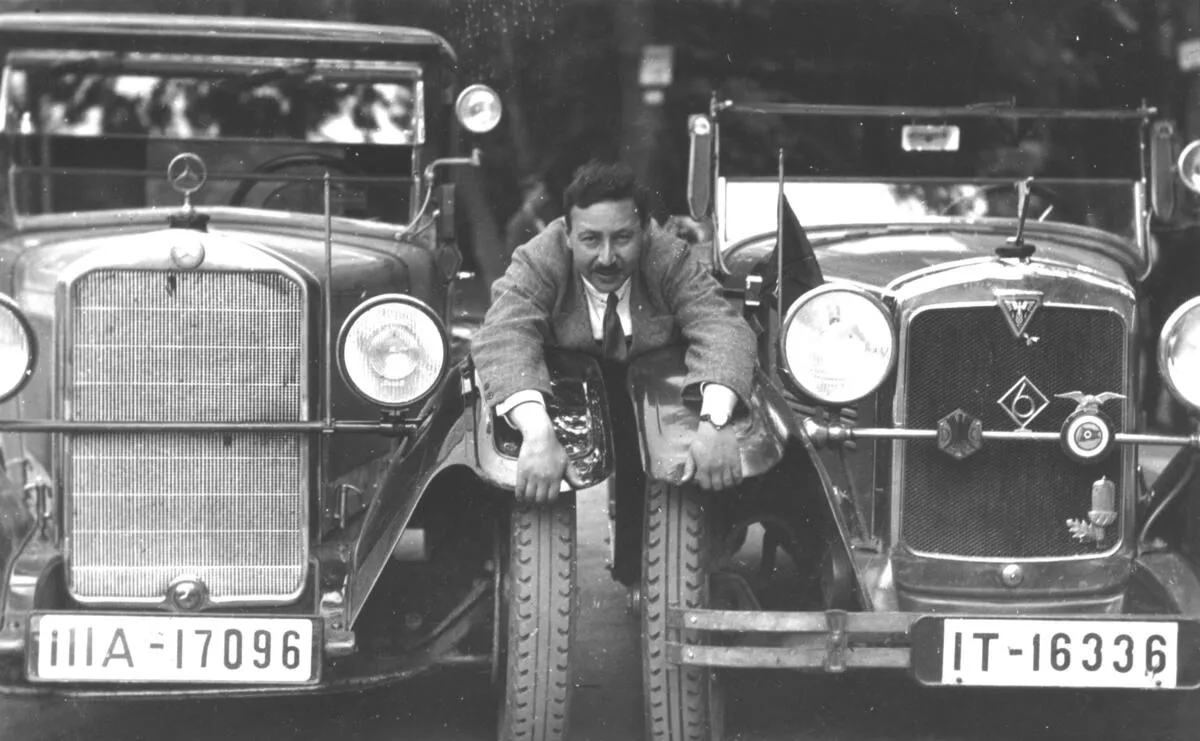 Josef Ganz between an Adler and a Mercedes-Benz, 1930